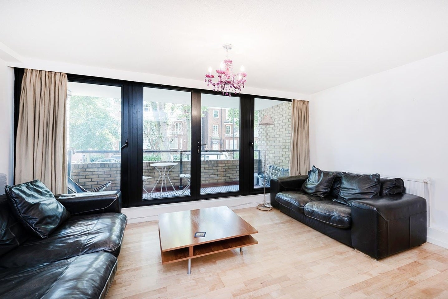 Flat Belsize Avenue in Greater London