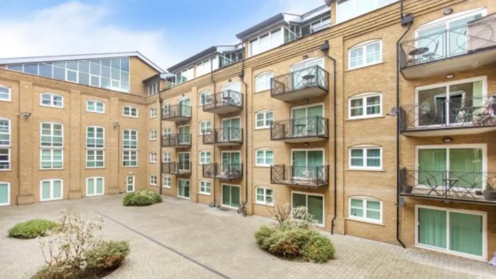 Flat Western Gateway in Greater London