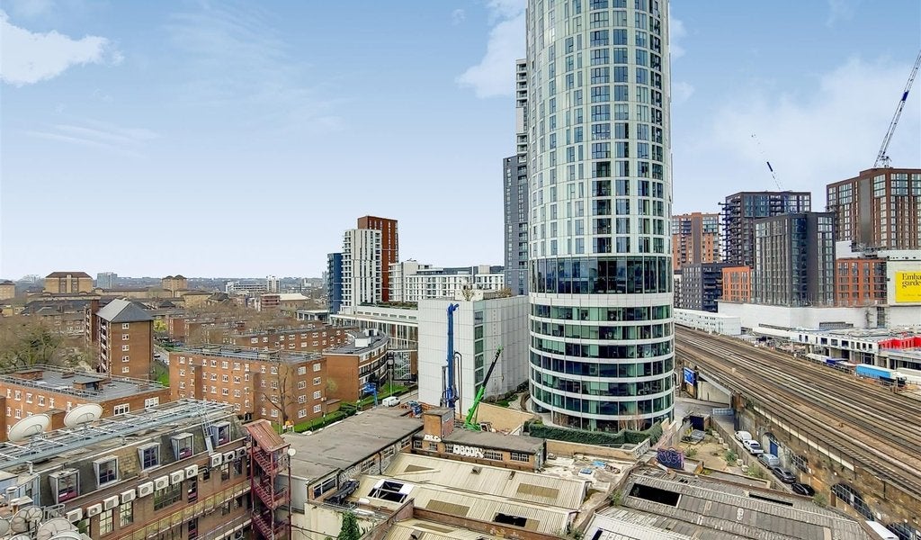 Flat Exchange Gardens in Greater London