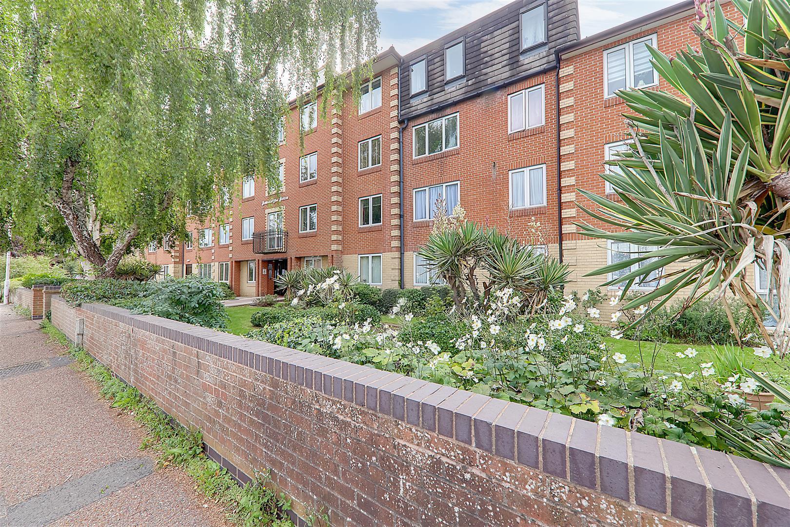 Flat Broadwater Road in Worthing