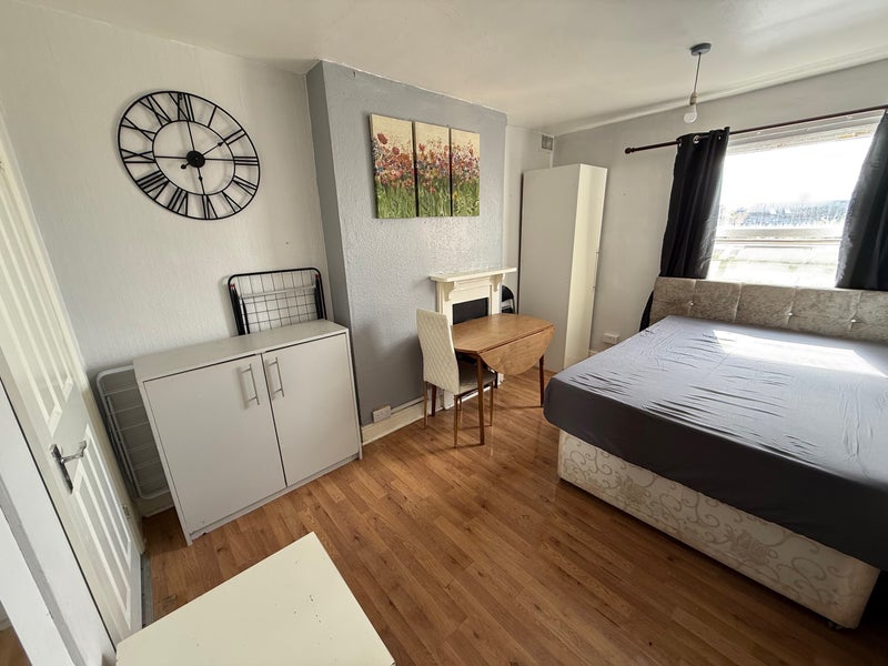 Room Pool Road in Leicester
