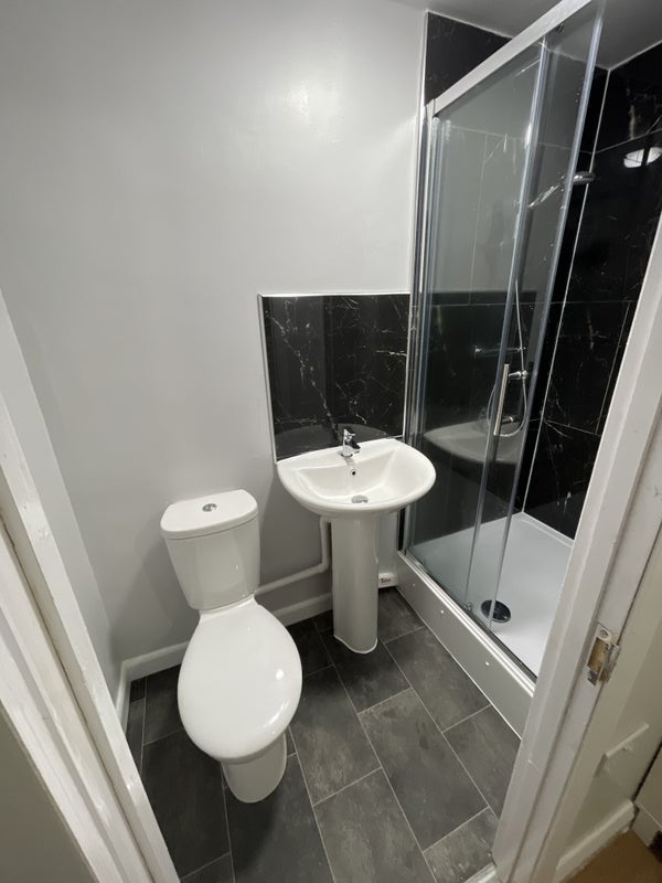 Room Pool Road in Leicester