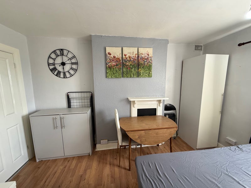 Room Pool Road in Leicester