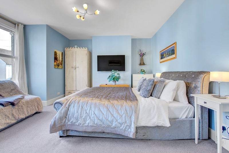 Room Meadow Road in Greater London