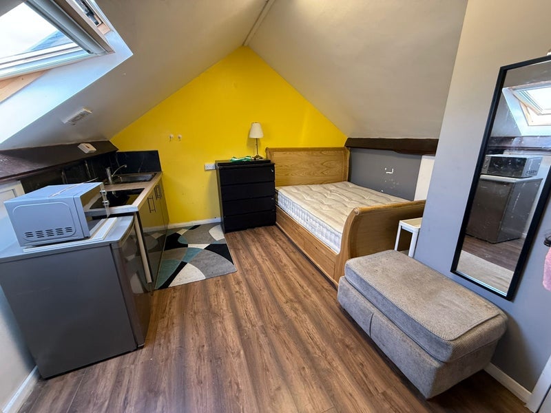Room Bawdsey Avenue in Greater London