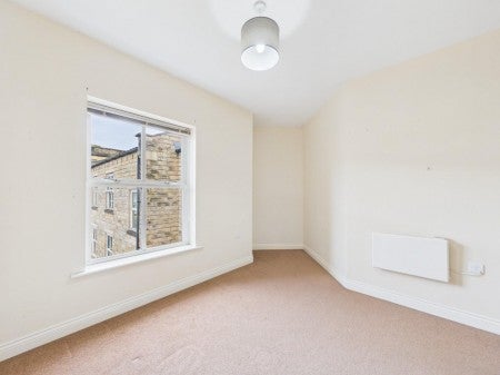 Flat Ferncliffe Road in Bradford