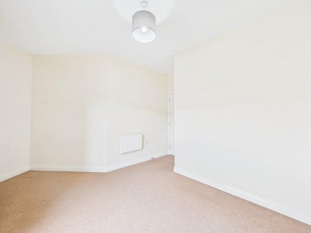 Flat Ferncliffe Road in Bradford
