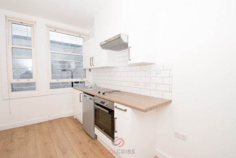 Flat Warwick Road in London