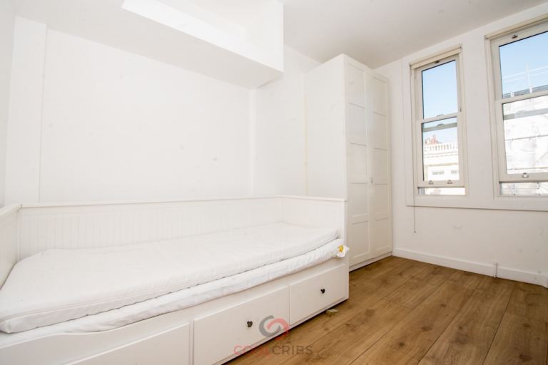 Flat Warwick Road in London