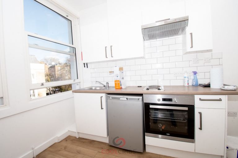 Flat Warwick Road in London