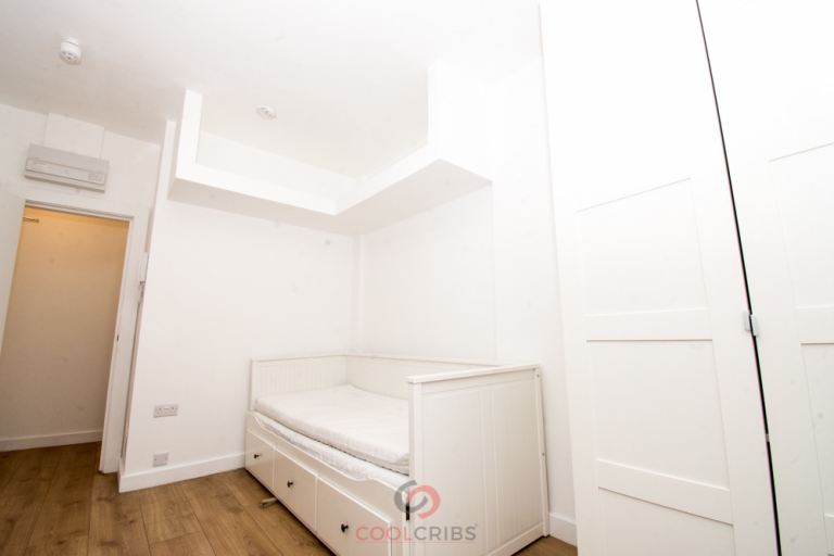 Flat Warwick Road in London