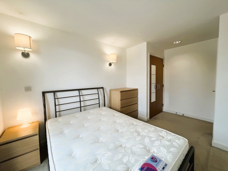 Flat Empire Way in Greater London