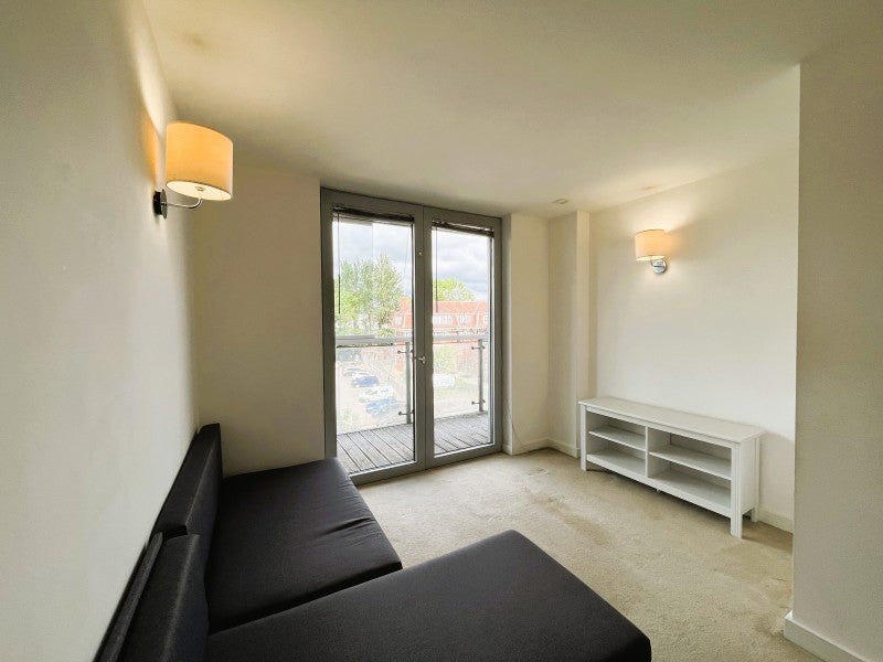 Flat Empire Way in Greater London