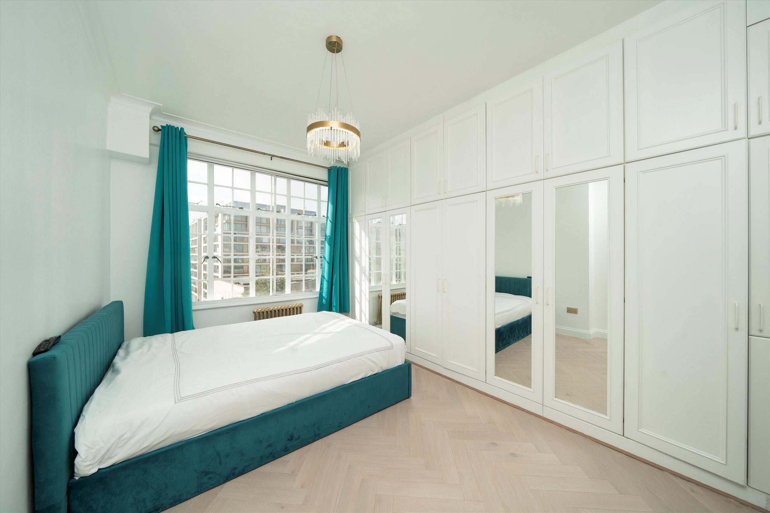 Flat Warwick Gardens in Greater London