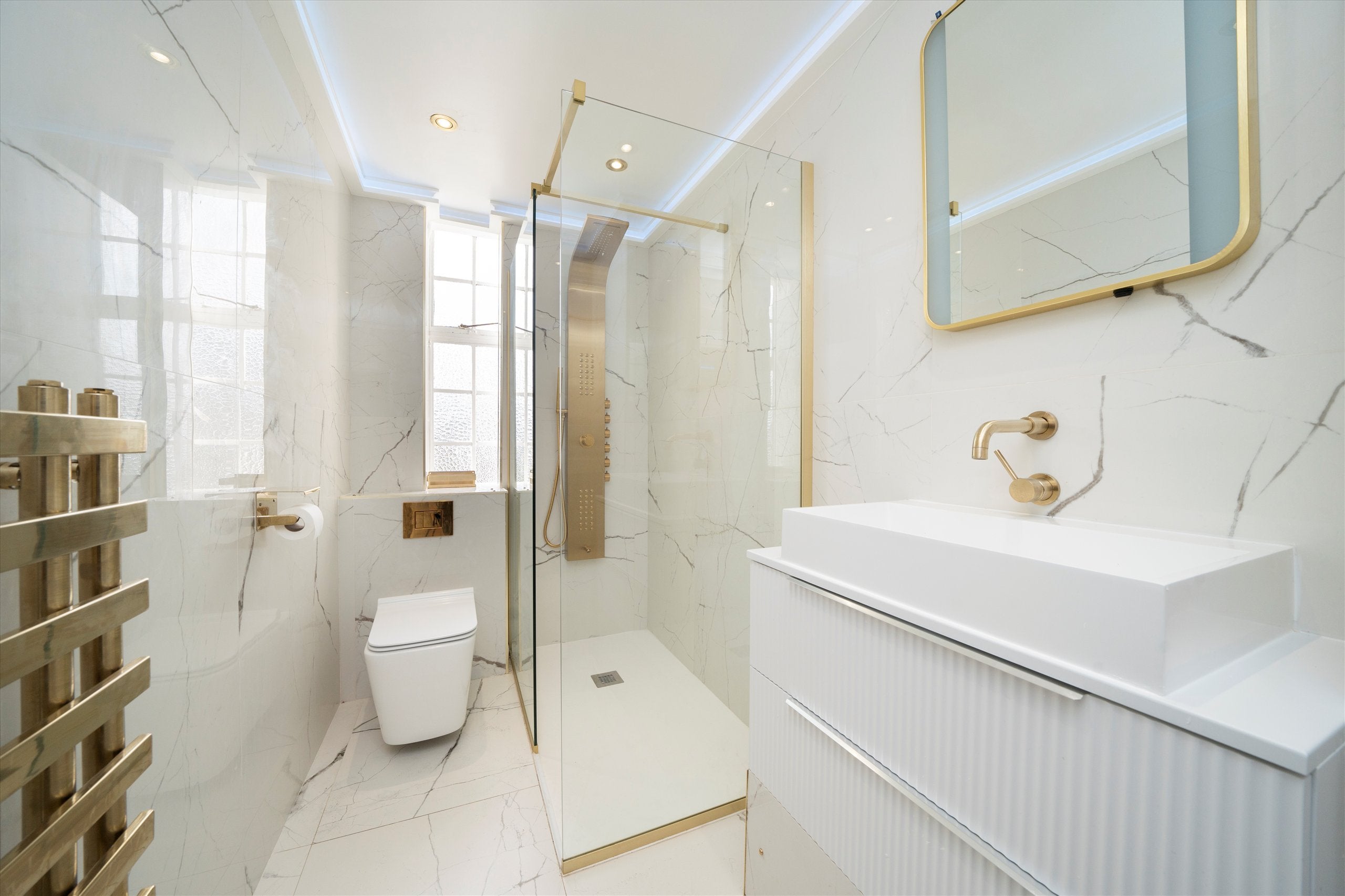 Flat Warwick Gardens in Greater London