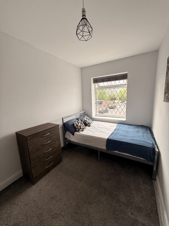 Room Moorside Street in Tameside