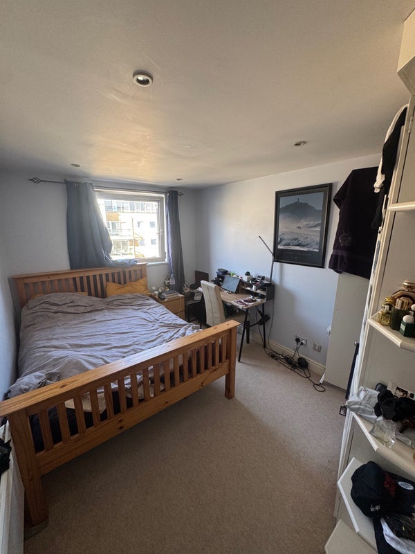 Room Smugglers Way in Greater London