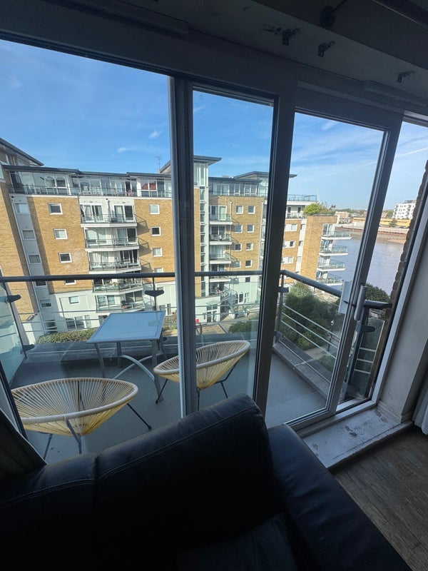Room Smugglers Way in Greater London