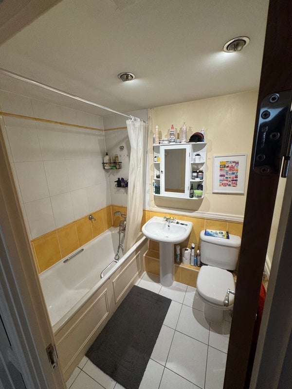 Room Smugglers Way in Greater London