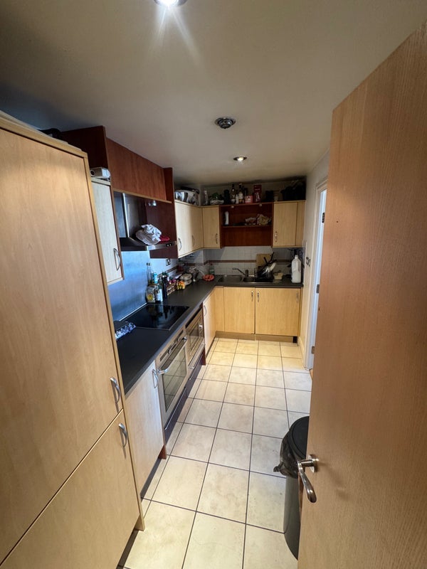 Room Smugglers Way in Greater London