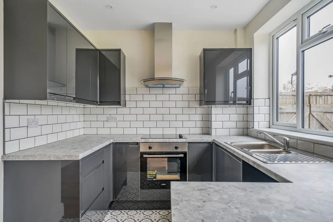 Flat Larkfield Avenue in Gillingham