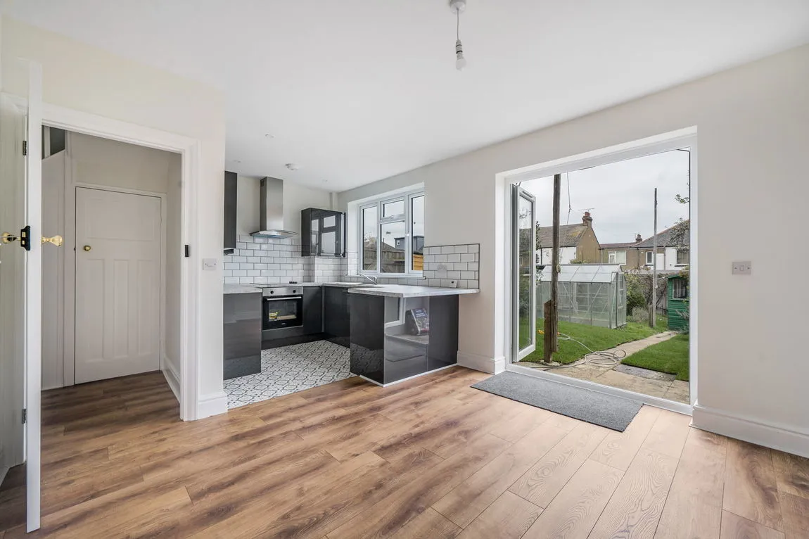 Flat Larkfield Avenue in Gillingham