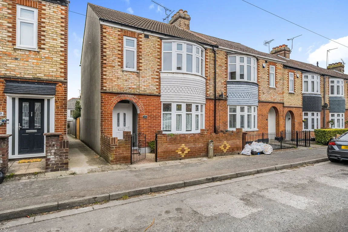 Flat Larkfield Avenue in Gillingham