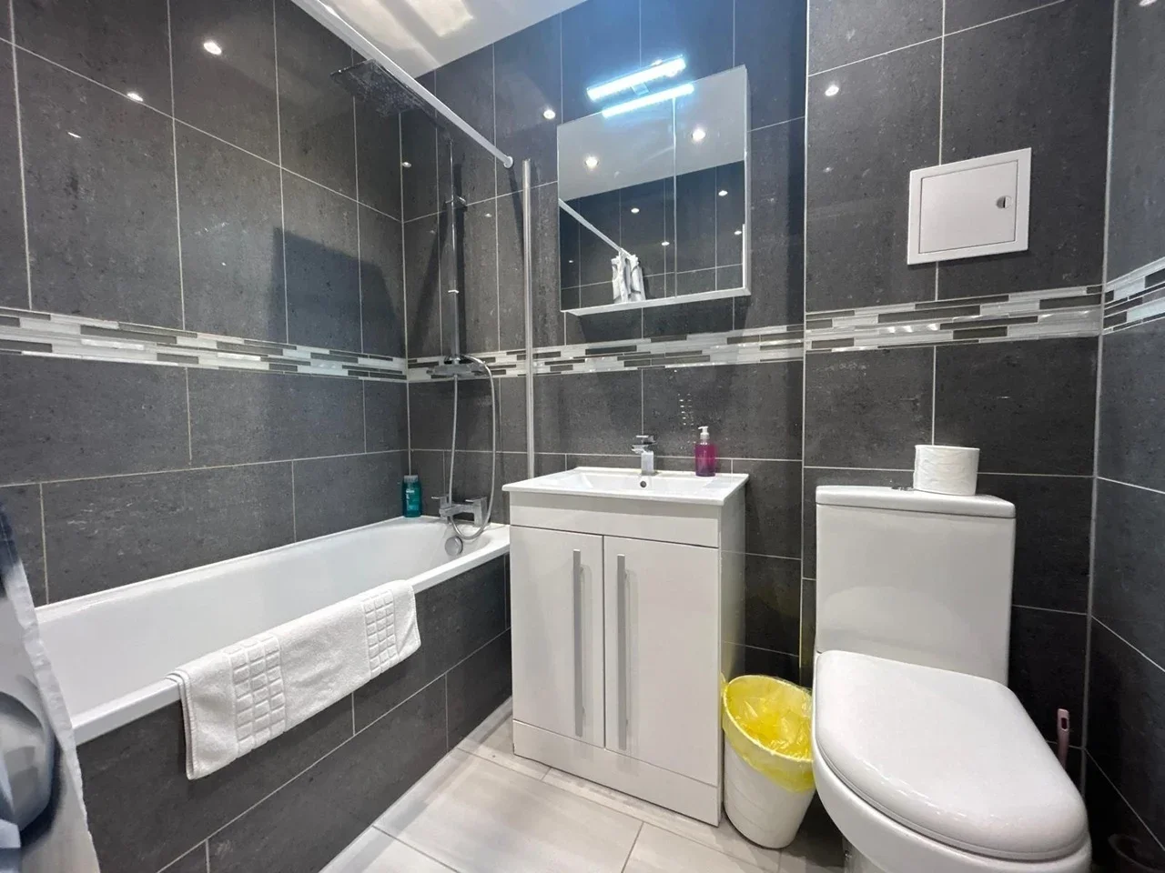 Flat Bath Road in Greater London