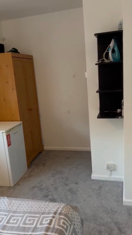 Room Searness Road in Middleton