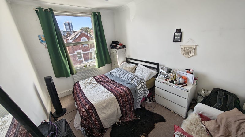 Flat Powell Road in Greater London