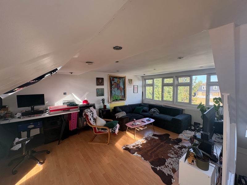 Flat Powell Road in Greater London