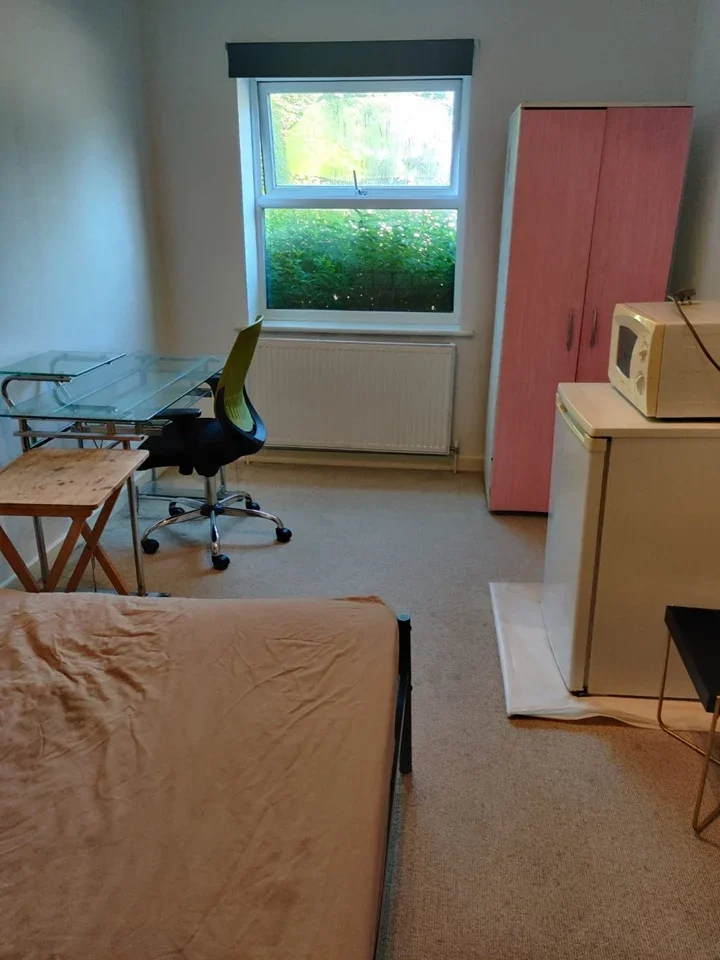 Room Keen's Road in Greater London