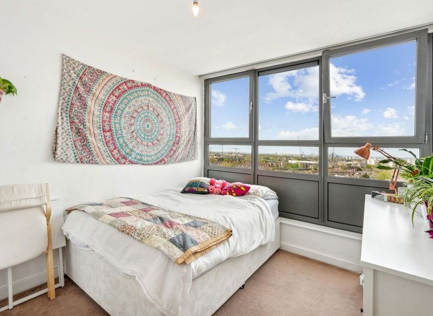Flat Kintyre Court in Greater London