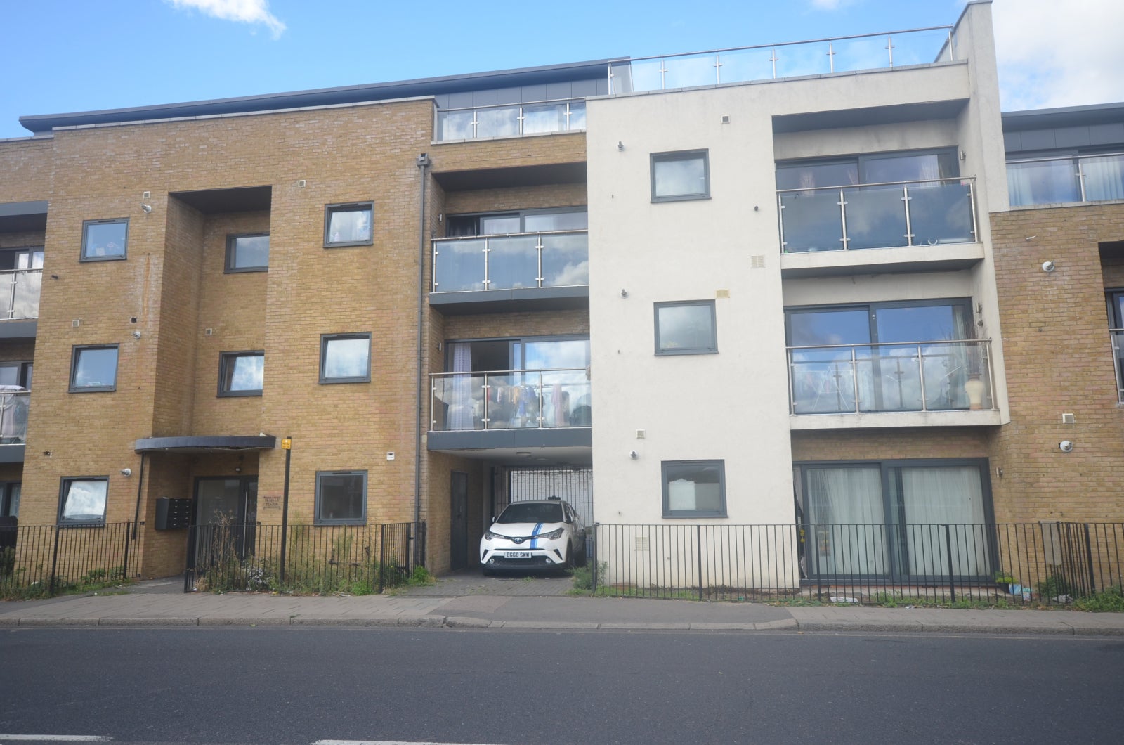Flat Cranbrook Road in London