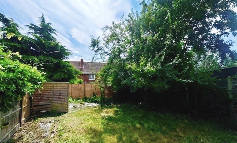 Room Hilary Road in Greater London