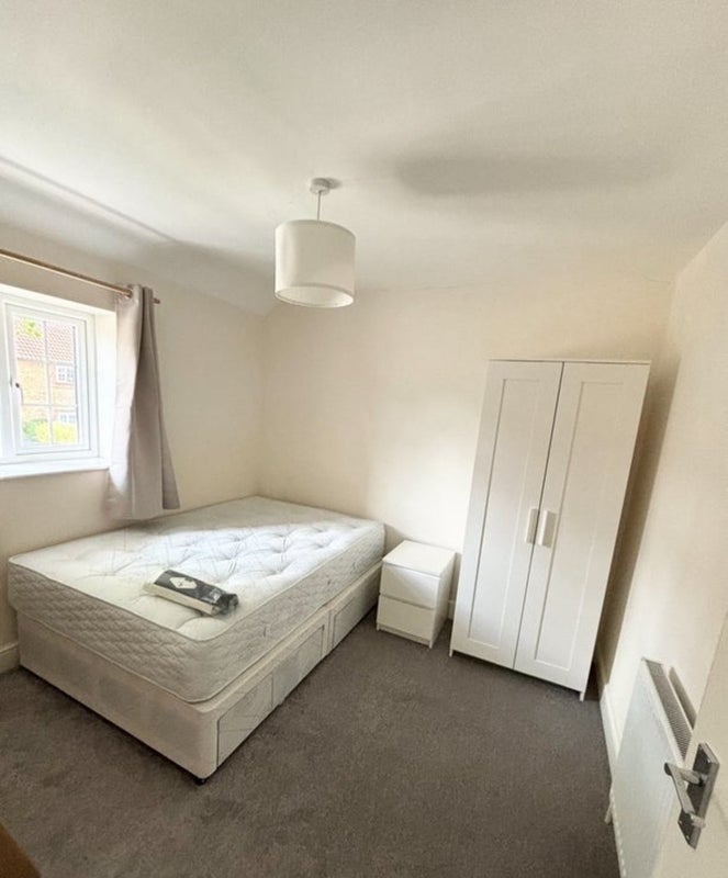 Room Hilary Road in Greater London