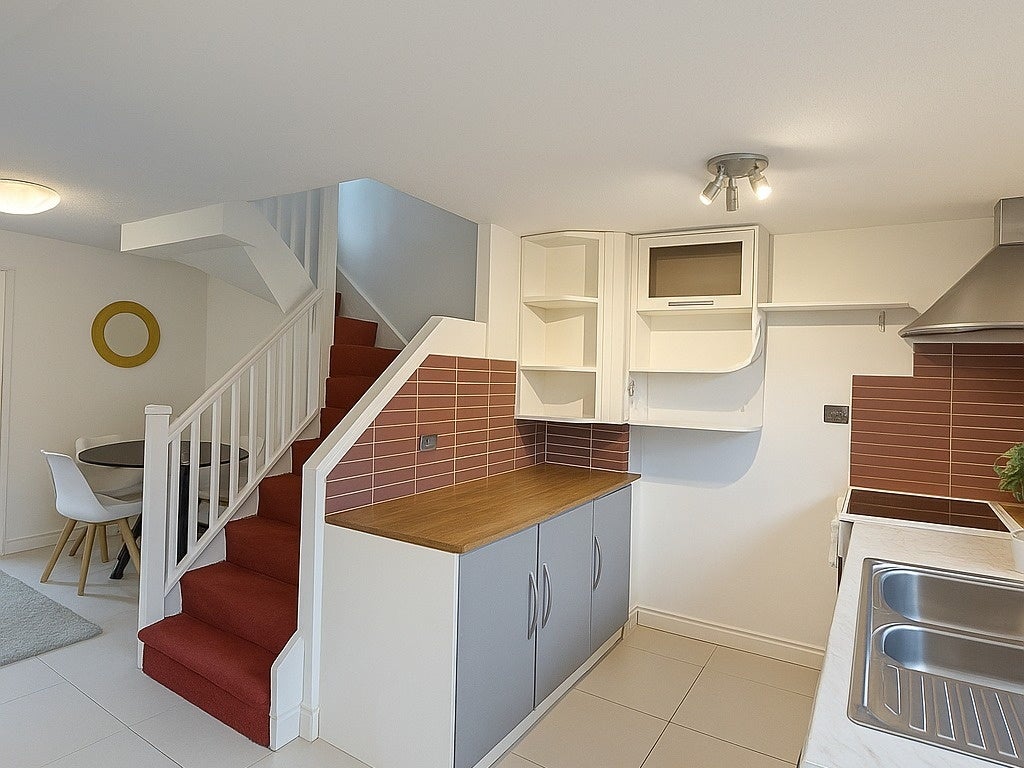 Room Tiller Road in Greater London
