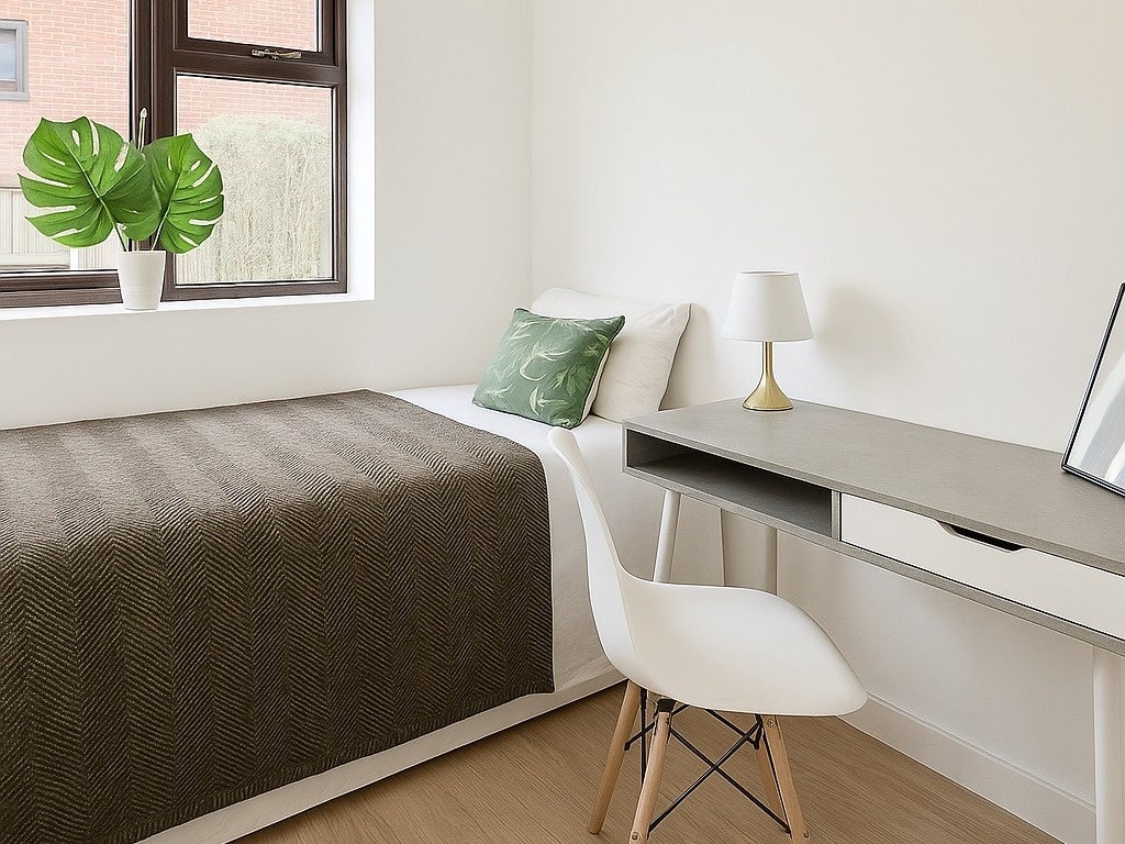 Room Tiller Road in Greater London