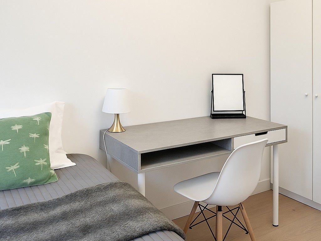 Room Tiller Road in Greater London