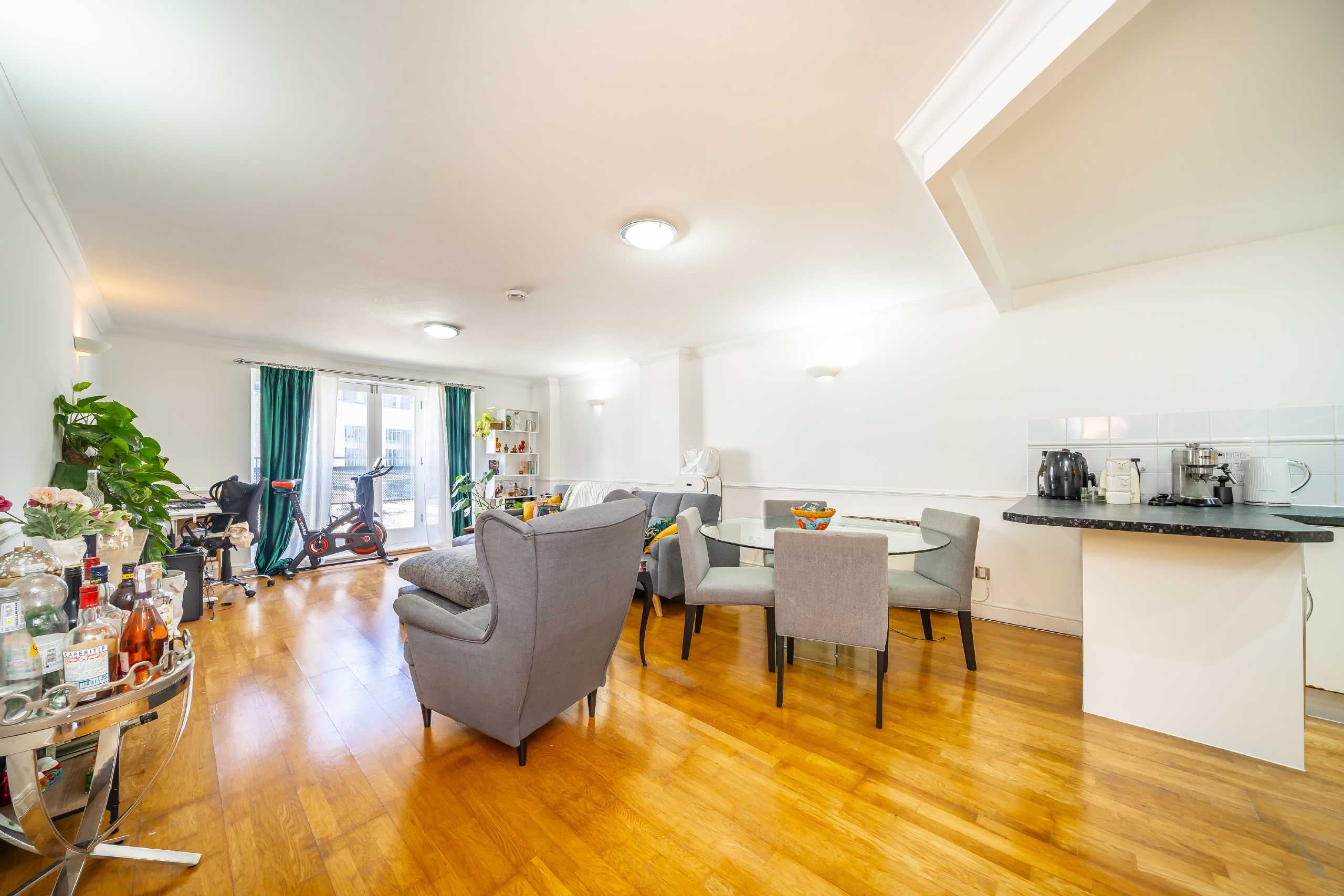 Flat Bridges Court in Greater London