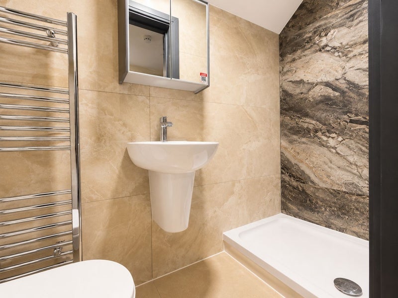 Room Ragstone Road in Slough