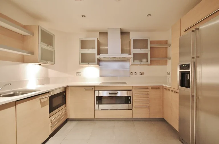 Flat Hammersmith Road in Greater London
