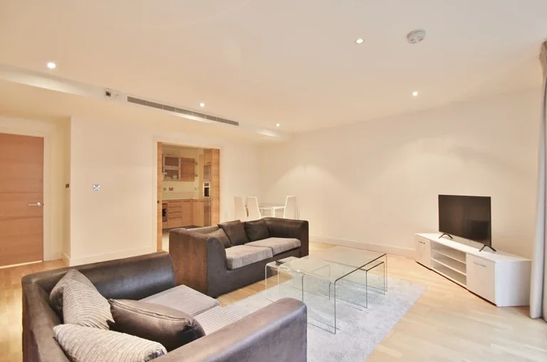 Flat Hammersmith Road in Greater London