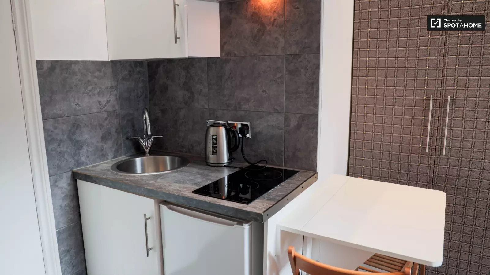 Flat Queensborough Terrace in City of Westminster