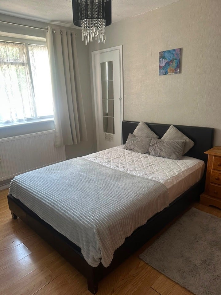 Room Greenford Road in Greater London