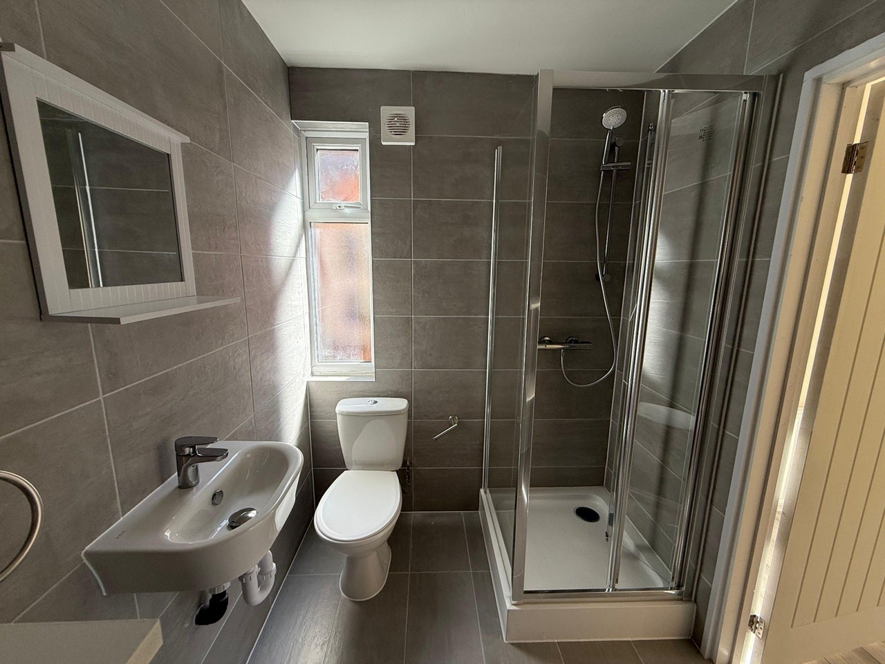Room Hindes Road in Greater London