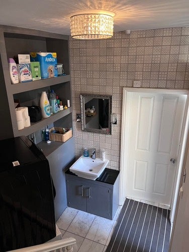 Room Lower Road in Greater London