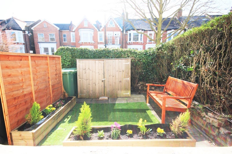 Room Hillfield Road in Greater London