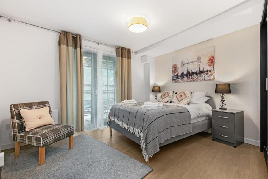 Flat Victoria Square in Woking