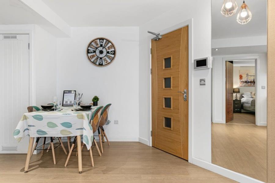 Flat Victoria Square in Woking